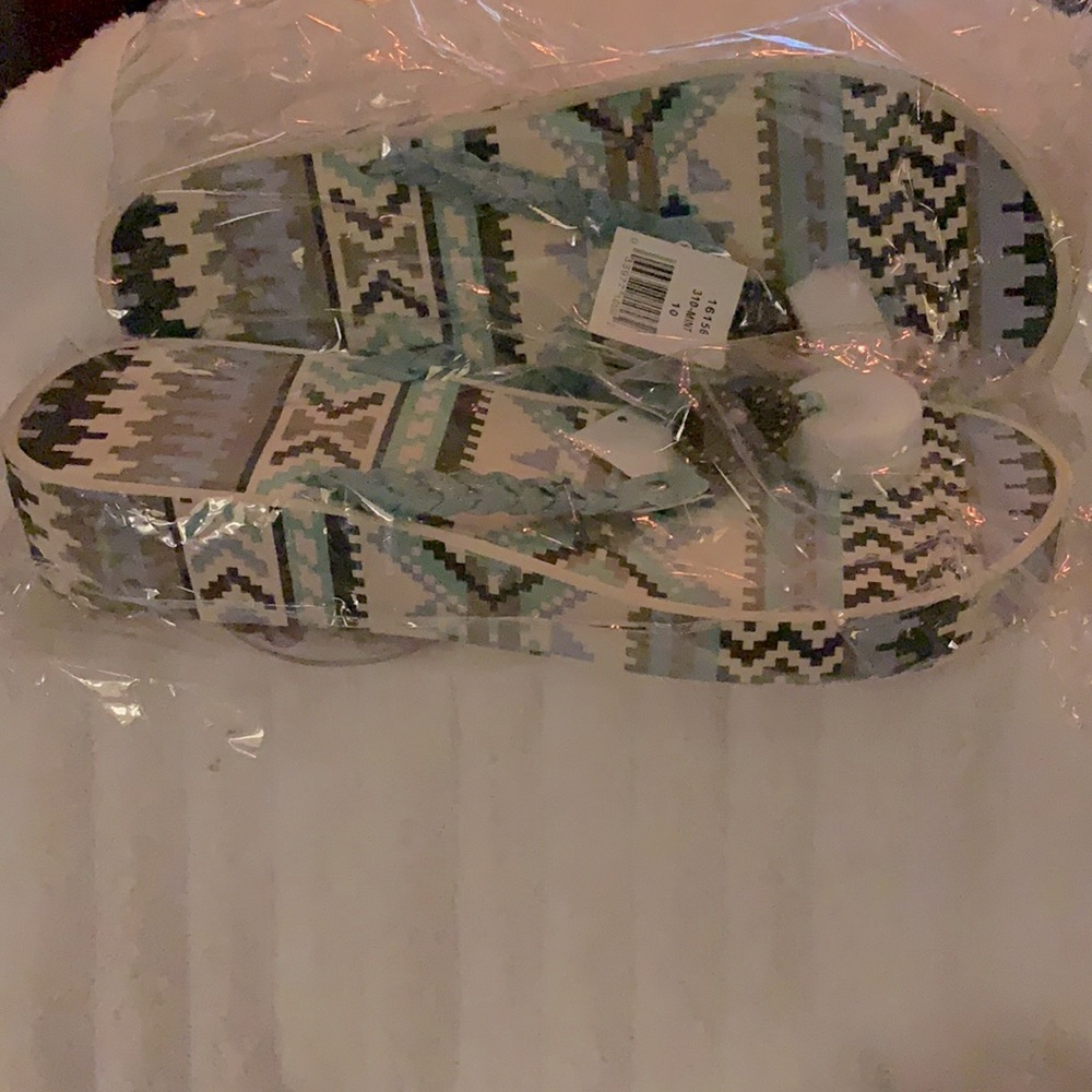 NWT Mukluks Flip Flops.